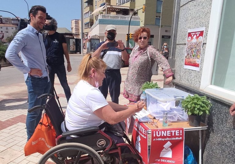 IU celebra «el éxito de participación» de la consulta monarquía o república y reclama un referéndum vinculante