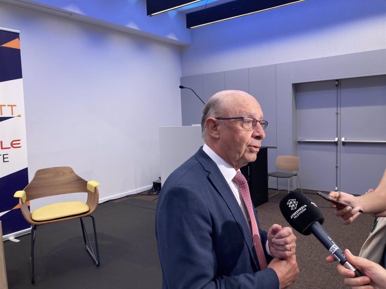 Cristóbal Montoro aboga por una bajada «selectiva» de impuestos para corregir la inflación