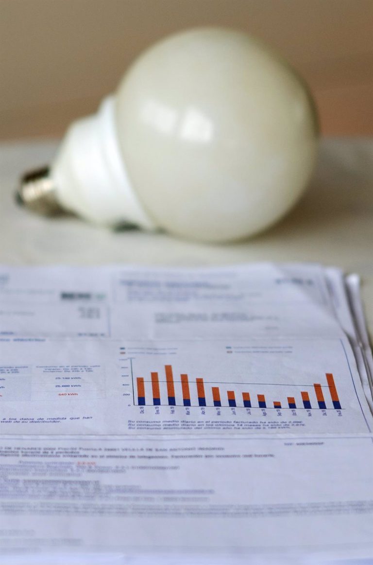 El precio de la luz cae un 4,56% este domingo y se sitúa en 170 euros/MWh