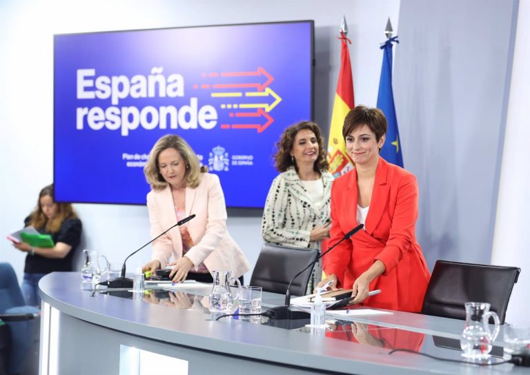 Montero ya trabaja en los Presupuestos de 2023 y avanza que llevará «muy pronto» el techo de gasto al Congreso