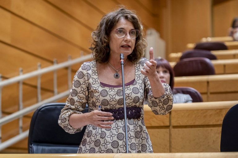 El Gobierno continuará con medidas para bajar el precio del combustible si persisten los incrementos de coste