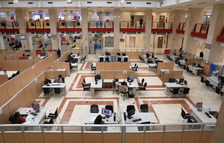 La Agencia Tributaria empezará este miércoles a atender en sus oficinas a los contribuyentes para la renta