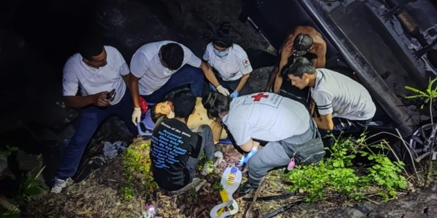 Dos adultos y dos menores lesionados en accidente tras caer de un puente al río Seco de Guajoyo, en Metapán