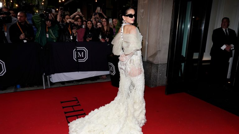 Rosalía enseña su segundo vestido de la noche de gala MET 2022