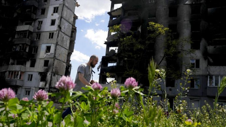 Rusia combina ataques terrestres y aéreos en el Donbás y sigue avanzando en Severodonetsk