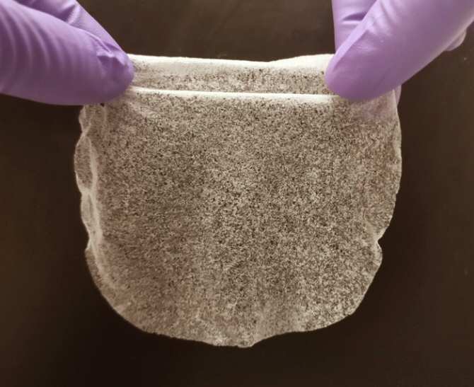 Película barata de gel capaz de extraer agua del aire del desierto