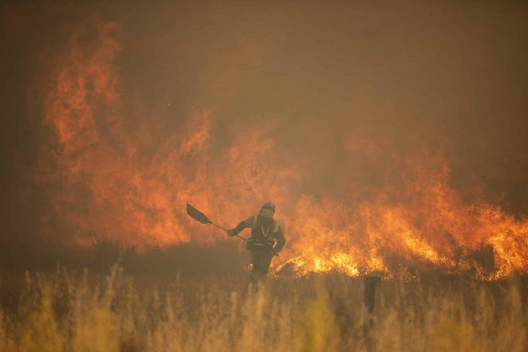 El infierno que se traga la Sierra de la Culebra en Zamora avanza como «un auténtico monstruo»