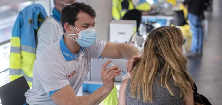 Vacunas covid-19: OAB, el nuevo efecto secundario de las vacunas contra la covid-19