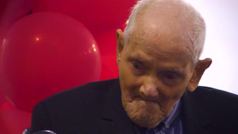 Honores militares y animadoras en la fiesta del hombre más longevo : «Un sorbo de licor diario es mi secreto para mis 113 años»