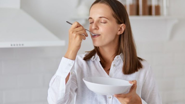 ¿Comer lento adelgaza? ¿Es malo cenar hidratos de carbono?