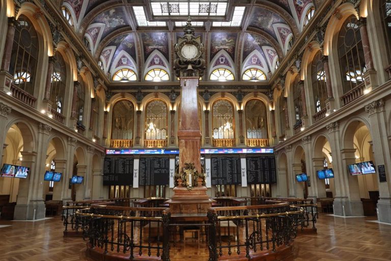 El Ibex pierde un 1,18% en la sesión, y cae a la cota de los 8.700 enteros, lastrado por Telefónica
