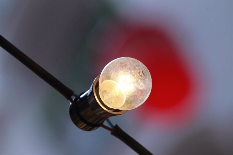 El precio de la luz baja este domingo un 5% y se sitúa por debajo de los 200 euros/MWh