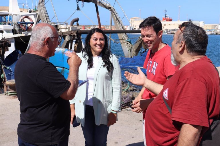 Por Andalucía promoverá ayudas directas al sector pesquero para compensar pérdidas provocadas por el alga asiática