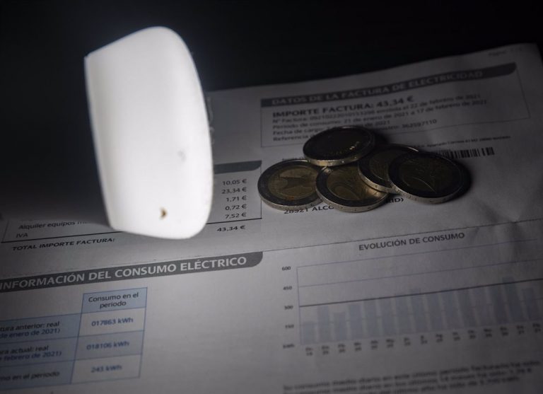 El precio de la luz vuelve el lunes a los 200 euros/MWh, con una subida del 20% respecto al domingo
