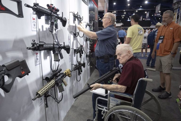Senadores demócratas y republicanos ultiman un proyecto de ley de mínimos para el control de armas en EEUU