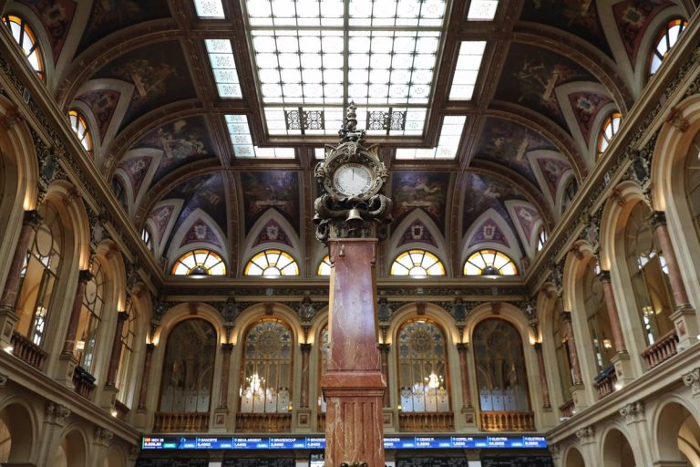 El Ibex cae un 1,4% en la sesión y retrocede hasta los 8.000 enteros