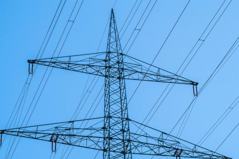 El precio de la luz caerá este domingo un 16,2%, hasta 177,64 euros/MWh