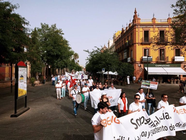 Trabajadores de Abengoa mantienen un encierro en la SEPI y en Palmas Altas tras el rechazo de su rescate