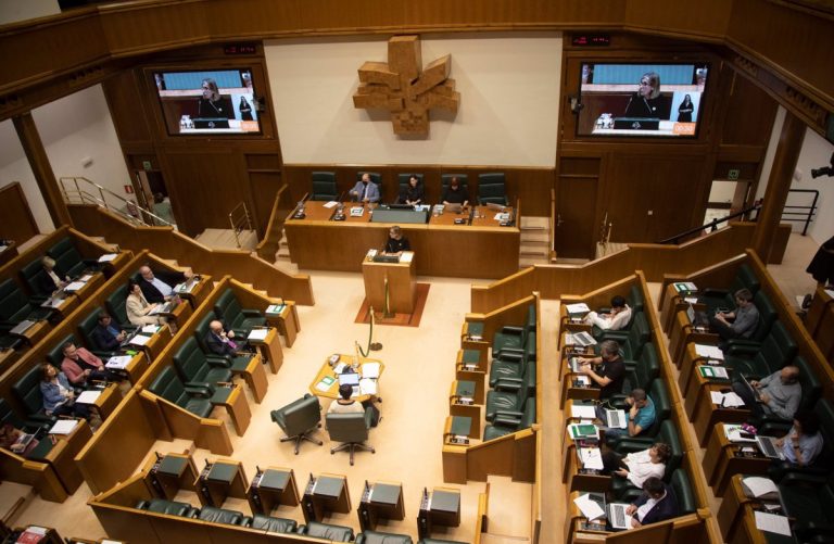 Parlamento Vasco rechaza una propuesta de EH Bildu y Podemos-IU para integrar la plantilla de Onkologikoa en Osakidetza