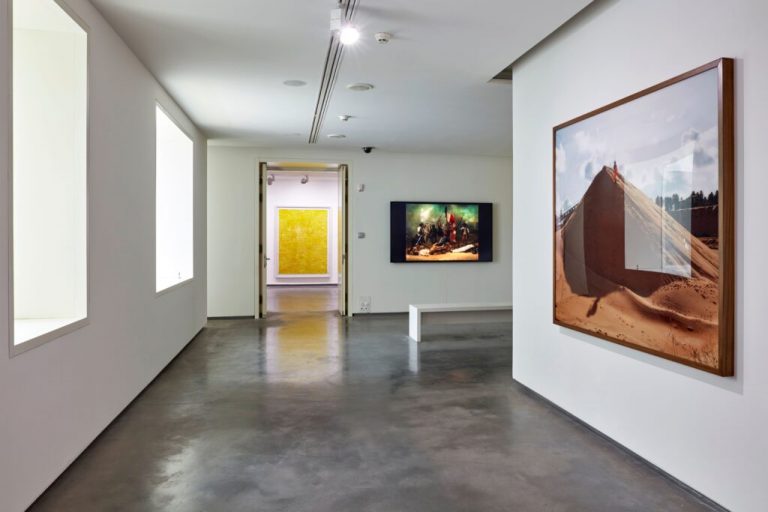 Cristina Lucas en el Museo Helga de Alvear: la duda como patrón