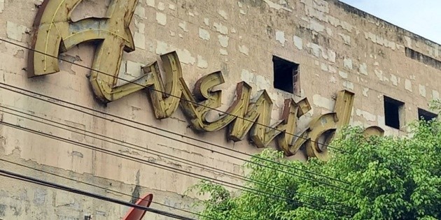 ¿Qué alberga en la actualidad el local del popular excine Avenida, en el centro de San Salvador?