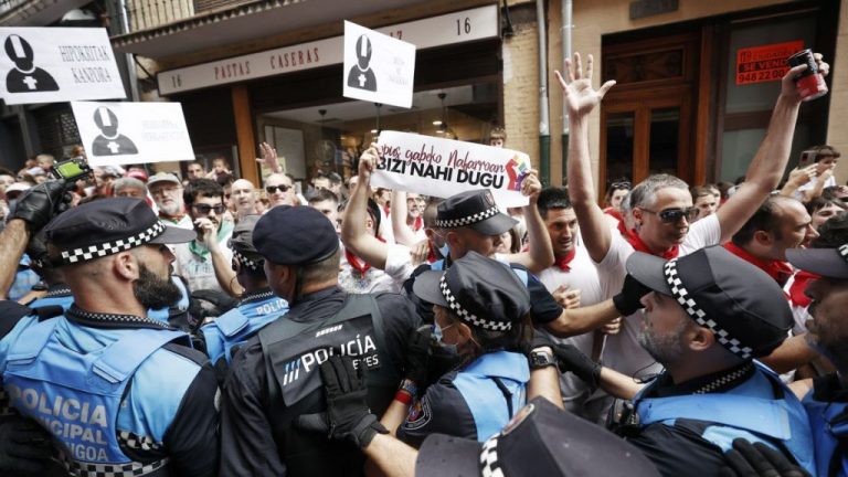 La corporación municipal de Pamplona participa en la procesión de San Fermín y es agredida por manifestantes – El Observatorio del laicismo