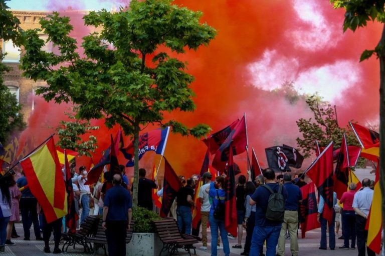 Grupos ultraderechistas apoyan la promesa de Feijóo de derogar la ley de memoria con un acto frente al Congreso – El Observatorio del laicismo