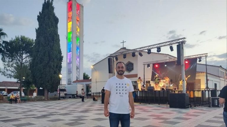Vivares, el pueblo de Extremadura que tiñe la torre de su iglesia con los colores LGTBI para disgusto del obispado – El Observatorio del laicismo