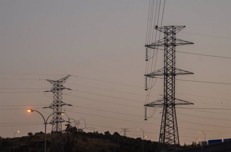 El precio de la luz para clientes de tarifa regulada subirá un 22,7% el lunes, hasta 254,97 euros/MWh