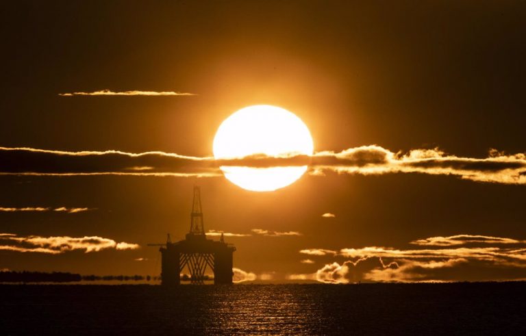 El precio del barril de petróleo se hunde por el temor a la recesión