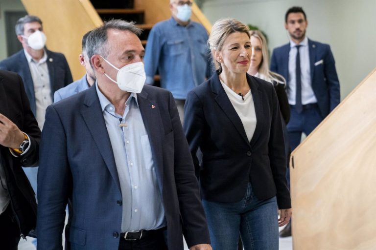 Enrique Santiago llama a participar en ‘Sumar’ porque aspira a que la sociedad sea la «protagonista de la política»
