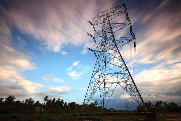 El precio de la luz baja cerca de un 6% este lunes y se situará en 214,75 euros/MWh