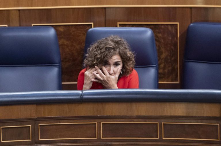 Montero insiste en que los impuestos a la banca y a las energéticas no repercutirán en los ciudadanos