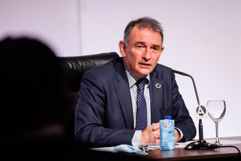 Enrique Santiago se volcará «en cuerpo y alma» a la tarea parlamentaria y llama a ampliar el espacio de la izquierda