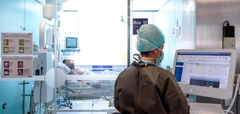 La incidencia en mayores de 60 años cae por primera vez en un mes