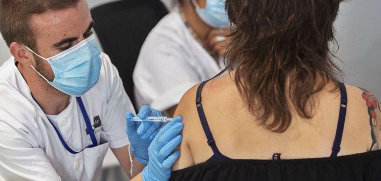 Un estudio confirma que la vacuna de la covid-19 afectó a la menstruación