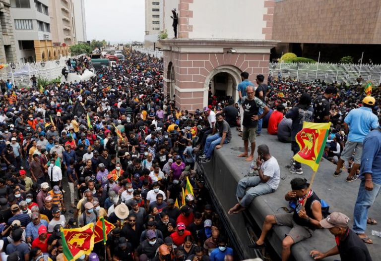 El presidente de Sri Lanka huye de su residencia antes de ser asaltada por miles de manifestantes