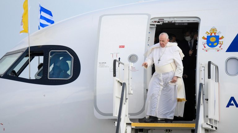 El papa emprendió su viaje a Kazajistán con la guerra en Ucrania muy presente