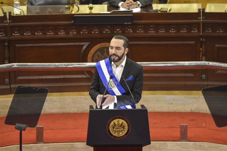 El bitcoin se devalúa más de un 50% durante su primer año como moneda oficial en El Salvador