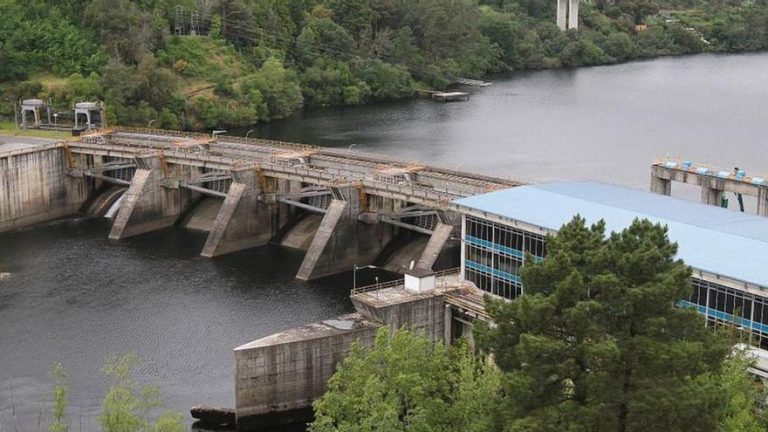 INDUSTRIA | El líder de Cepyme se une al bum de las megabaterías hidroeléctricas en Galicia
