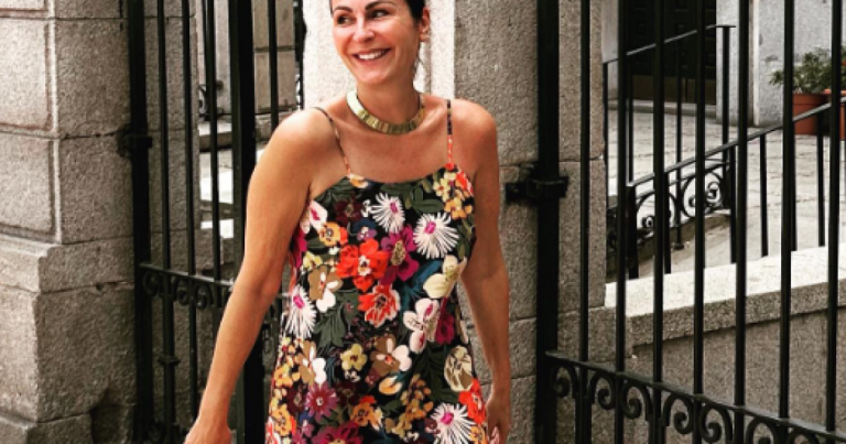 Ana Milán | Así es el vestido de flores perfecto para cualquier plan de verano