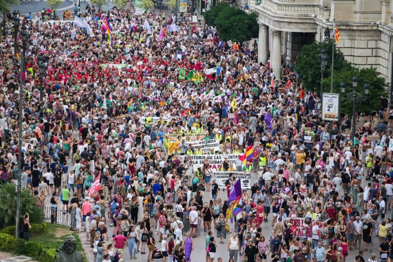 “Ni un paso atrás”, clama una manifestación en Valencia contra el recorte de derechos y la censura | Comunidad Valenciana | España