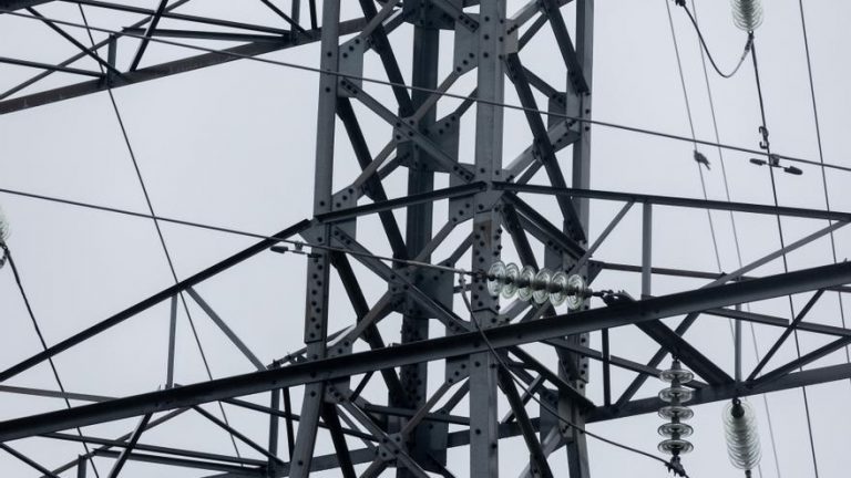 PRECIO LUZ | El precio de la luz baja este domingo un 32,3%, hasta los 61,93 euros/MWh, con tres horas a 0 euros