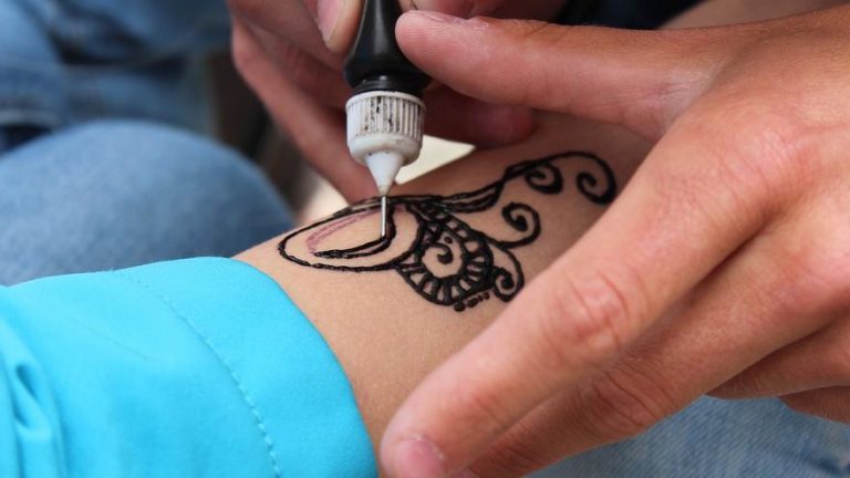 ¡Cuidado con los tatuajes provisionales de henna negra! Pueden producir reacciones adversas