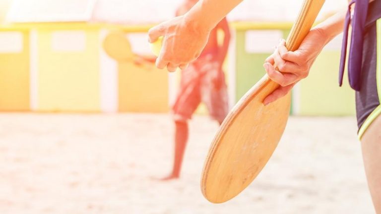 Consejos del fisioterapeuta para practicar deportes en la playa sin lesionarnos
