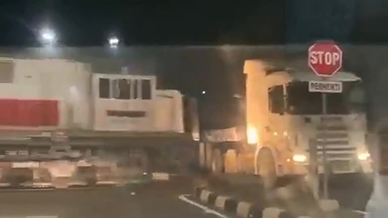 El violento choque entre un camión y un tren que derivó en una gran explosión en Indonesia