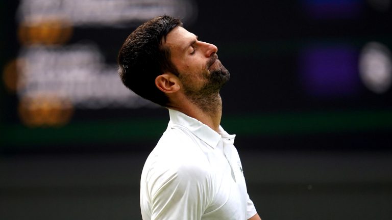 Djokovic, multado con 7.000 euros por destrozar su raqueta en la final de Wimbledon