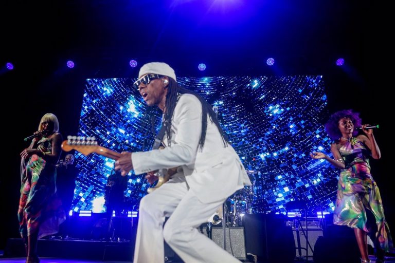 Nile Rodgers calienta las Noches del Botánico con un festín de música disco y funk