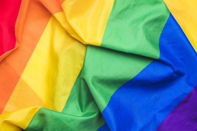 IU critica la denuncia del Ayuntamiento de Sevilla por colocar una bandera Lgtbi en su caseta de la Velá de Santa Ana