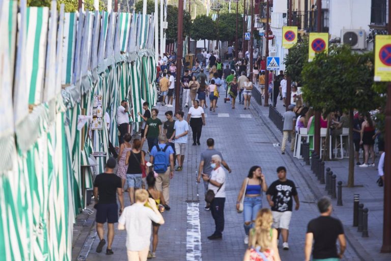El Ayuntamiento de Sevilla subraya que el PP no es el denunciante de la bandera Lgtbi en la caseta de IU en la Velá